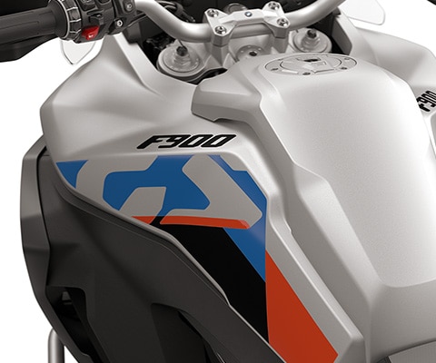 Les caches latéraux de la F 900 GS Adventure de BMW Motorrad avec un grand réservoir de 23 l