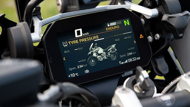 La BMW R 1250 GS Adventure avec connectivité, gros plan sur l'écran TFT