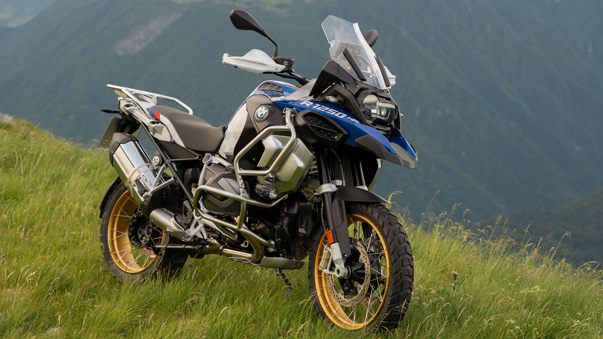 La BMW R 1250 GS Adventure dans un cadre montagneux