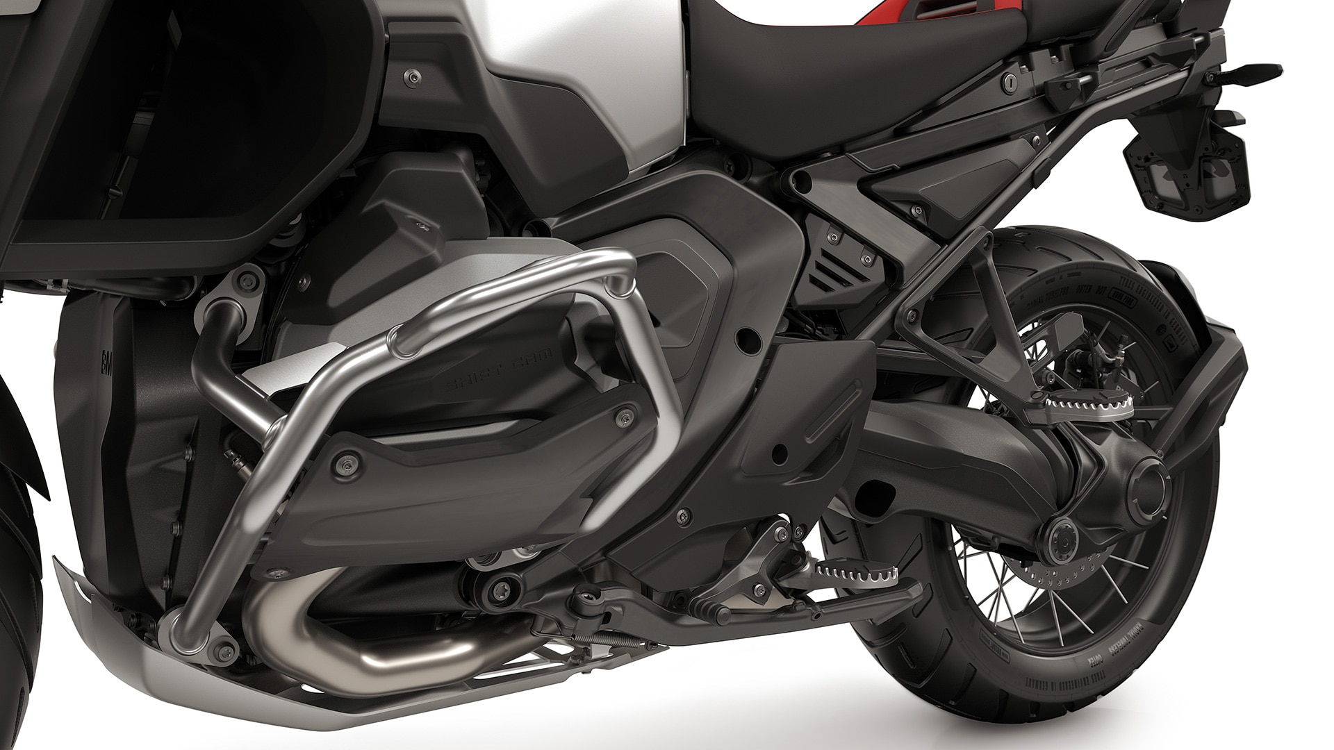 Équipements enduro, tels qu’un grand pare-moteur, un levier de frein rabattable et une pédale de sélection réglable, repose-pieds enduro, y compris repose-pieds passager