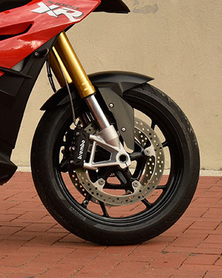 S 1000 XR roues en aluminium coulé avec valves inclinées