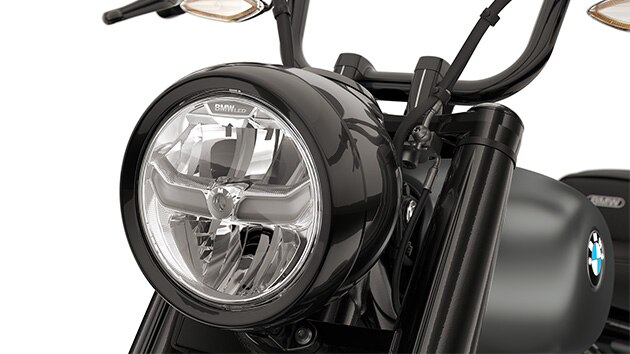 Détail du phare à LED rond de la R 18 Roctane de BMW Motorrad