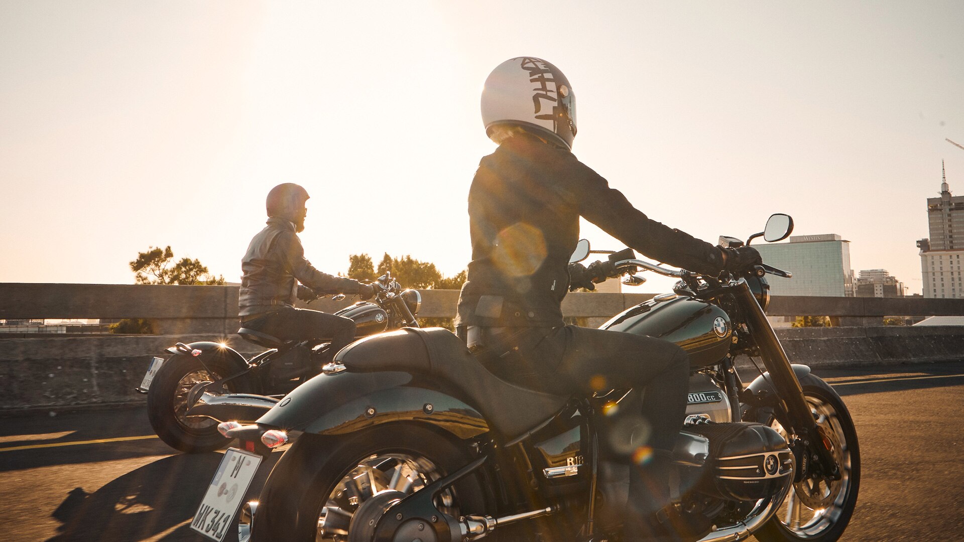 Nous voyons ici deux pilotes de moto au soleil.