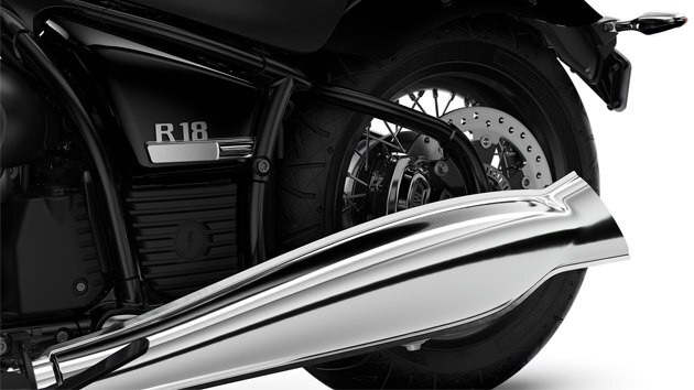 The long fishtail rear silencer also emphasises the cruiser silhouette.