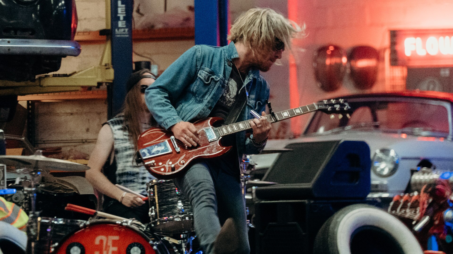 Le clip musical montre le groupe The Cadillac Three et les nouveaux modèles Heritage R 18 B et R 18 Transcontinental.