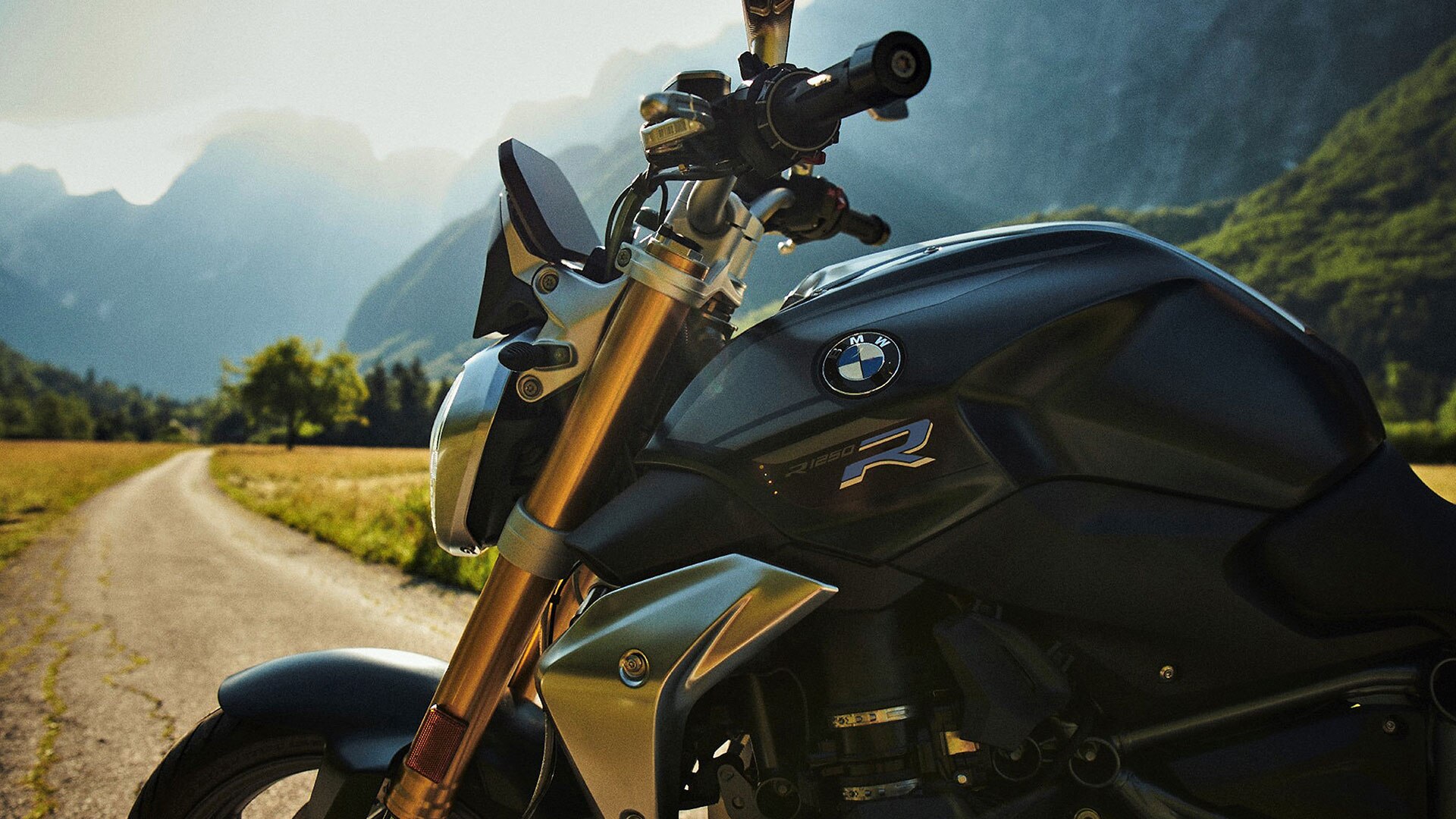 La BMW R 1250 R en style Exclusive dans un cadre montagneux