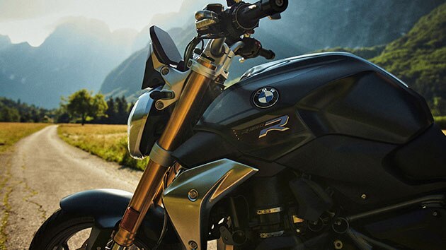 La BMW R 1250 R en style Exclusive dans un cadre montagneux