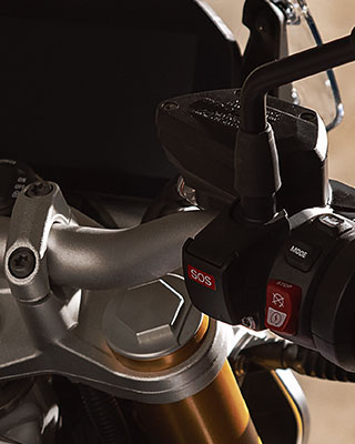 La BMW R 1250 R avec vue détaillée sur le couvre-culasse et le logo ShiftCam