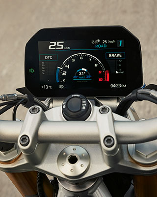 La BMW R 1250 R avec gros plan sur le réservoir, le guidon et l'affichage
