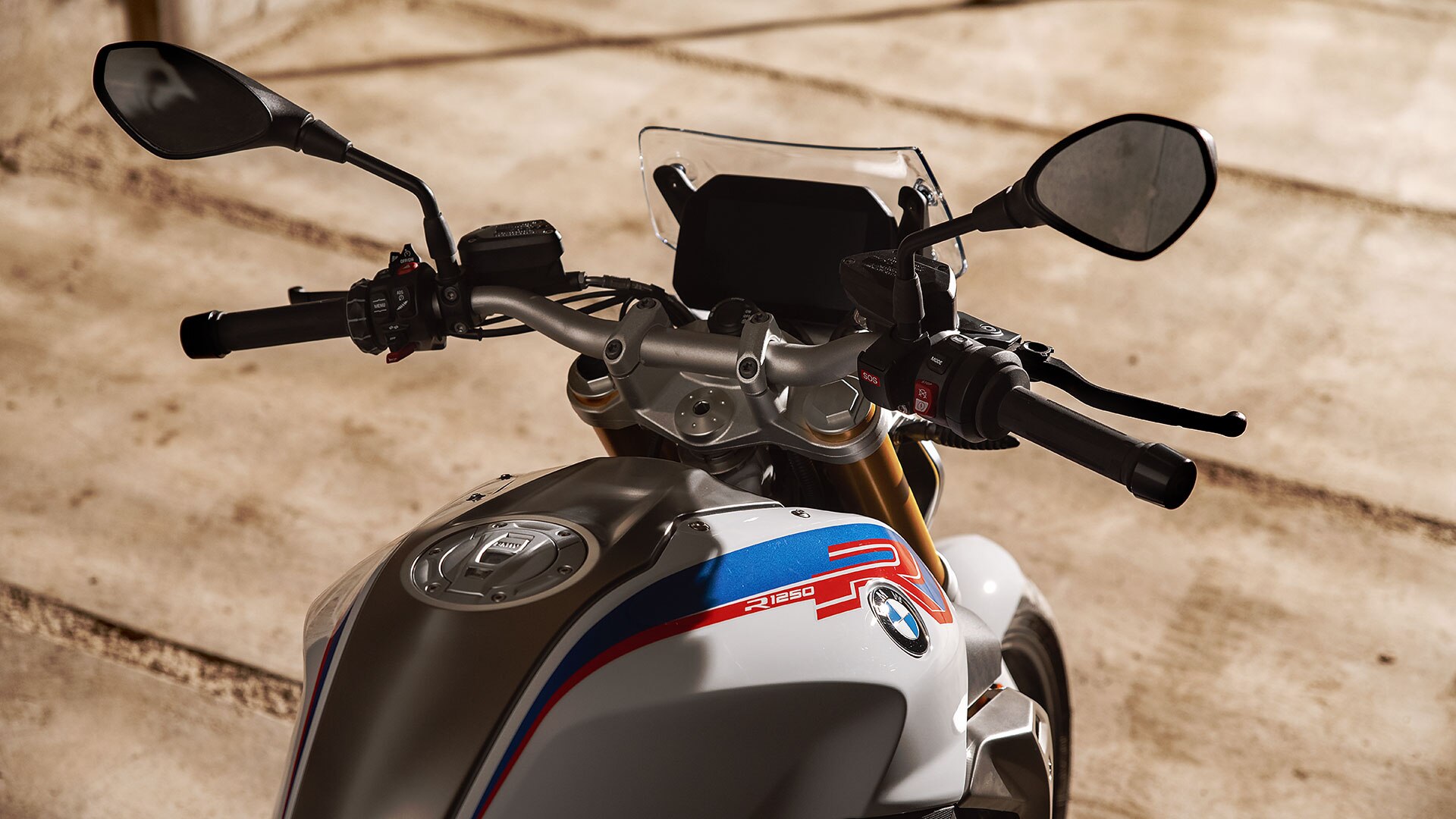 La BMW R 1250 R avec vue détaillée sur le couvre-culasse et le logo ShiftCam