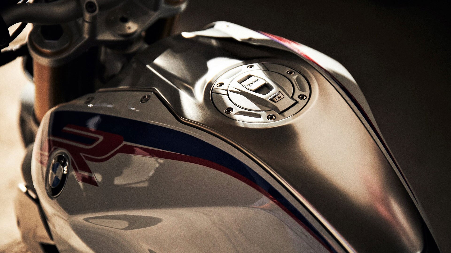 Le réservoir de la BMW R 1250 R avec couvercle central du réservoir en acier inoxydable