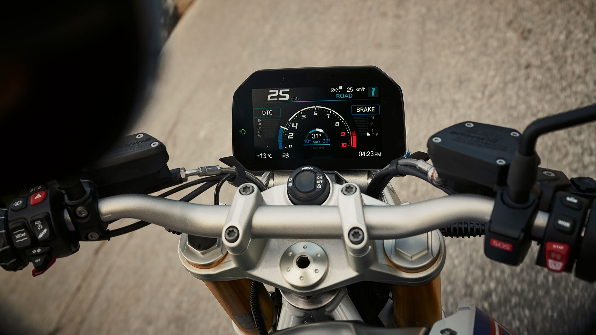 La BMW R 1250 R avec gros plan sur le réservoir, le guidon et l'affichage