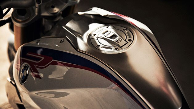 Le réservoir de la BMW R 1250 R avec couvercle central du réservoir en acier inoxydable