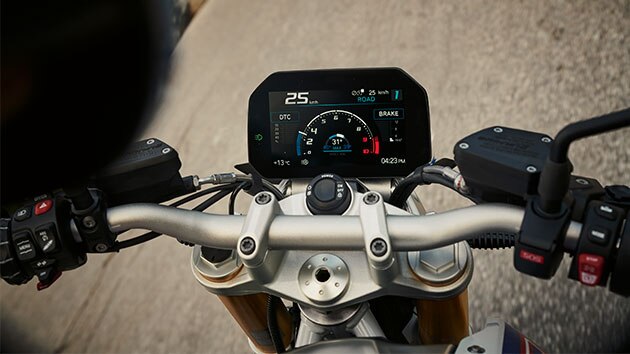 La BMW R 1250 R avec gros plan sur le réservoir, le guidon et l'affichage