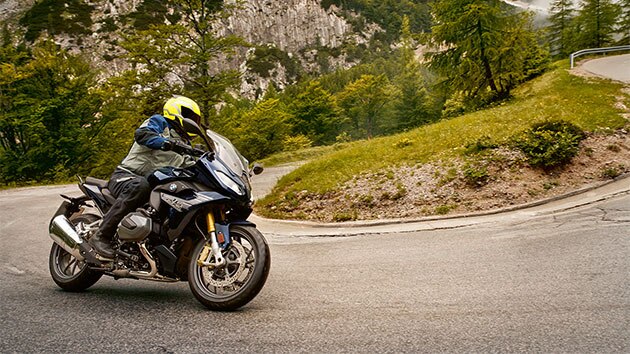 La R 1250 RS dans un virage