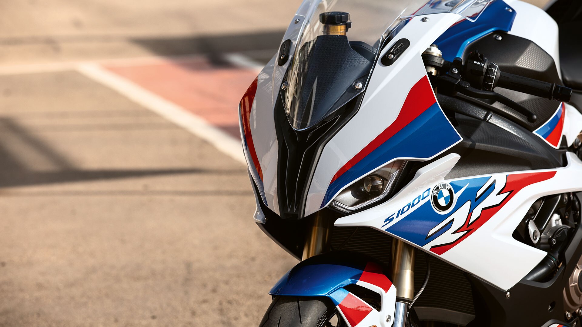 Vue détaillée des projecteurs de la BMW