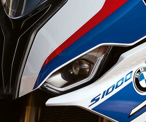 Vue détaillée des projecteurs de la BMW