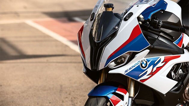 Vue détaillée des projecteurs de la BMW