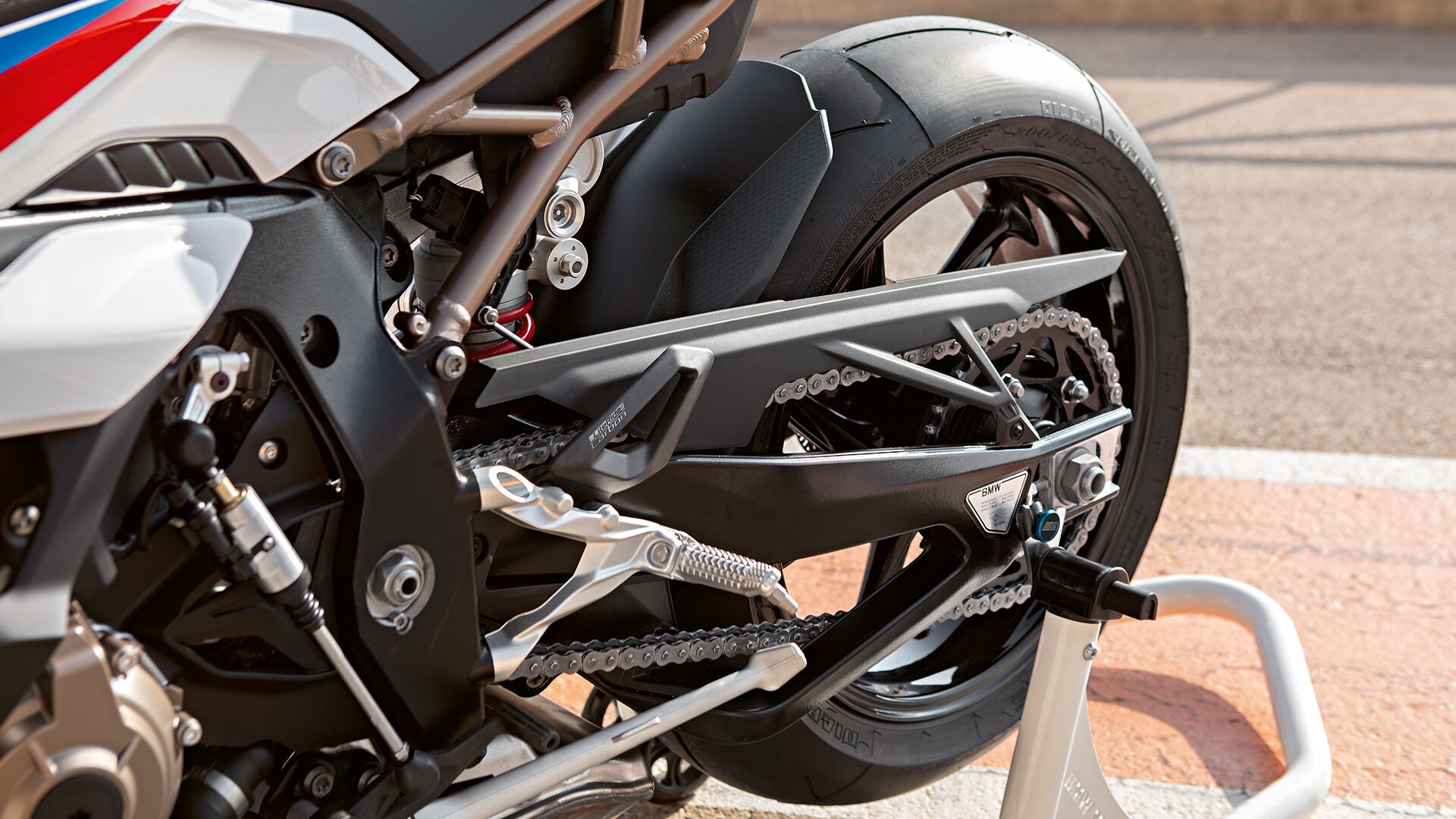 BMW RR, bras oscillant inférieur de série