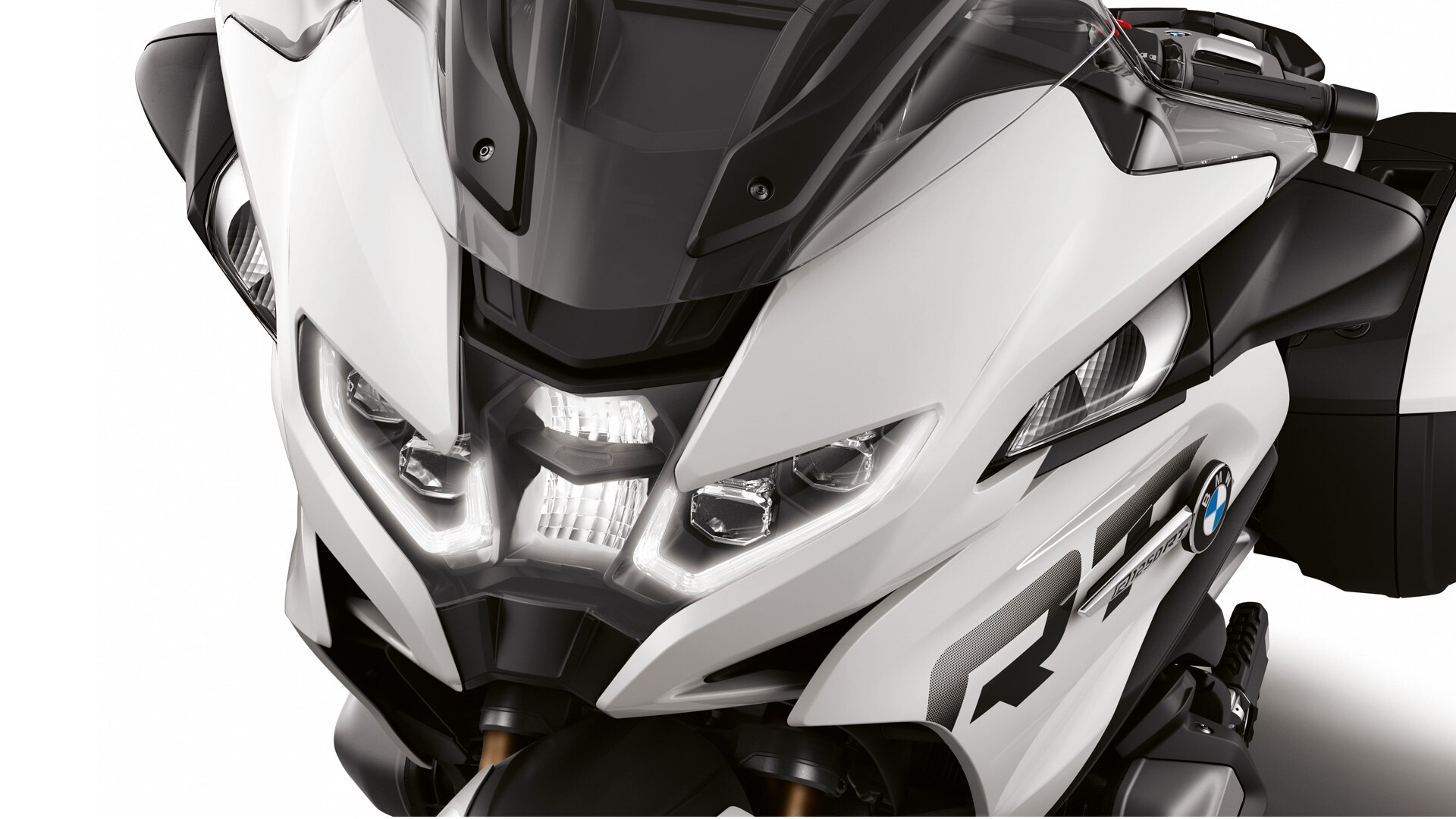We see the new front of the R 1250 RT with an LED headlight.