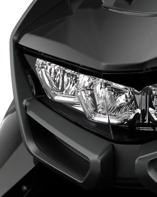 We see the front end of the C 400 GT with full LED headlights.