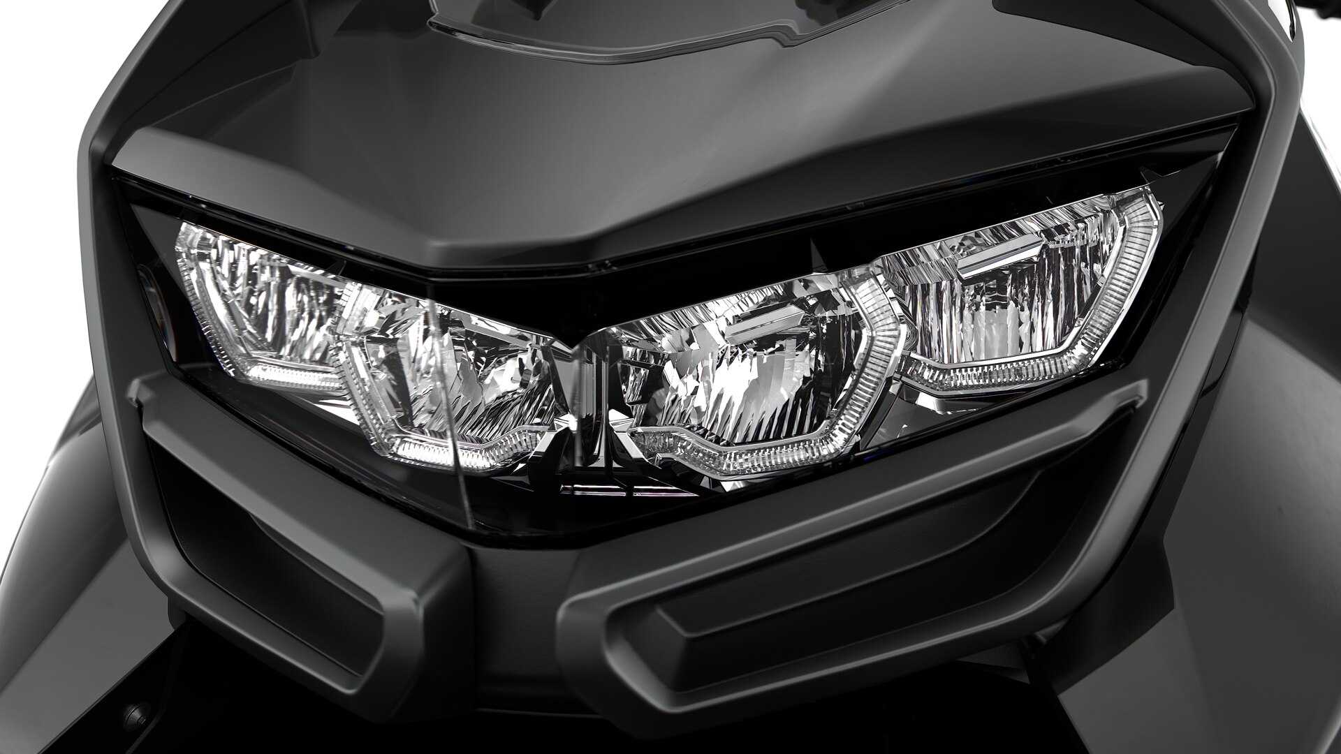 We see the front end of the C 400 GT with full LED headlights.