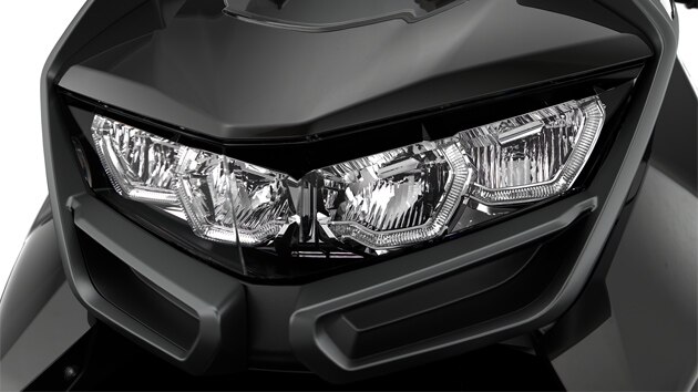 We see the front end of the C 400 GT with full LED headlights.