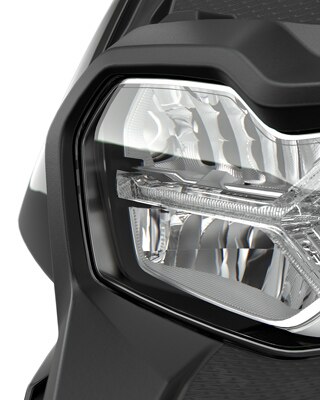 Nous voyons ici la partie avant avec phares à LED intégraux du C 400 X.