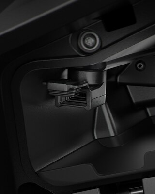 Nous voyons ici la prise de charge USB dans le compartiment de rangement du C 400 X.