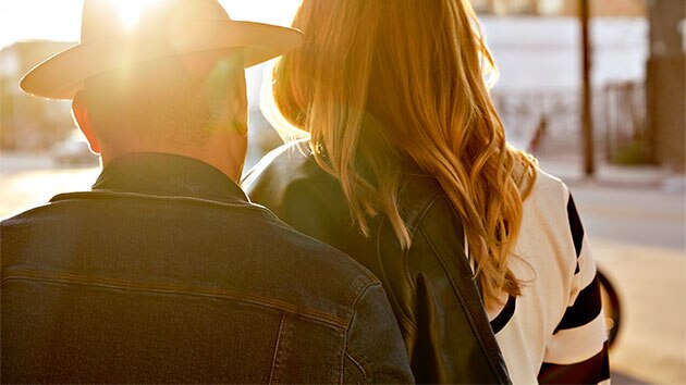 Au centre, le dos de la veste en jean RoadCrafted pour hommes.