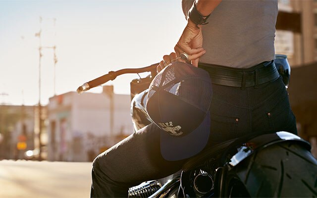 Casquette Boxer de la collection et jean RoadCrafted pour femmes.