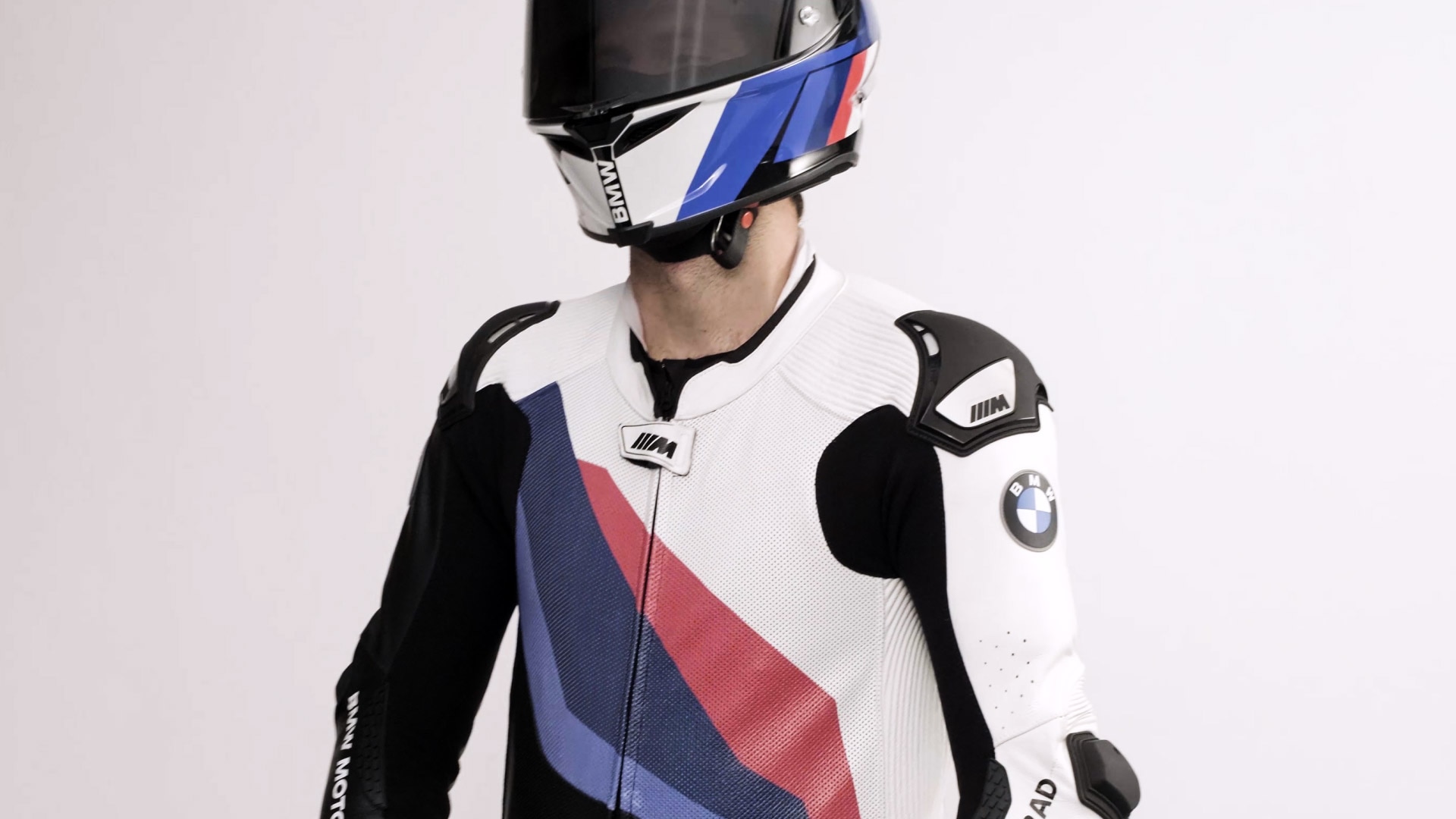 Une vidéo présentant la combinaison M Pro Race Comp de BMW Motorrad, avec des fonctions de sécurité bien pensées pour les pilotes.